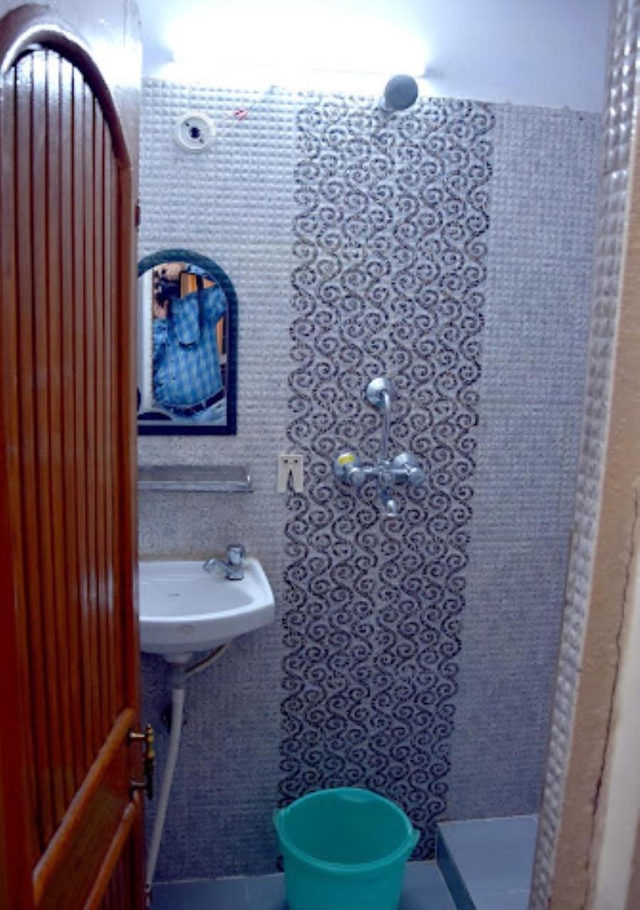 Hotel Roshan Варанаси Екстериор снимка